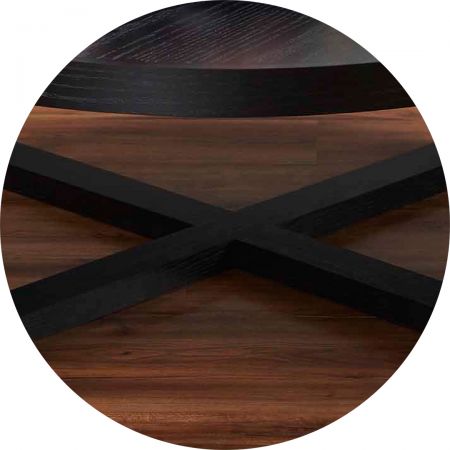 A kereszt alakú asztallábak kialakítása miatt az egész nem könnyen rázza meg.